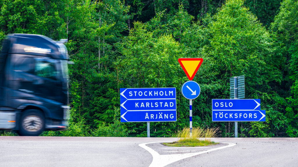 Årjängs kommun - bild på E18 med skyltar till Oslo, Stockholm, Karlstad, Oslo, Töcksfors